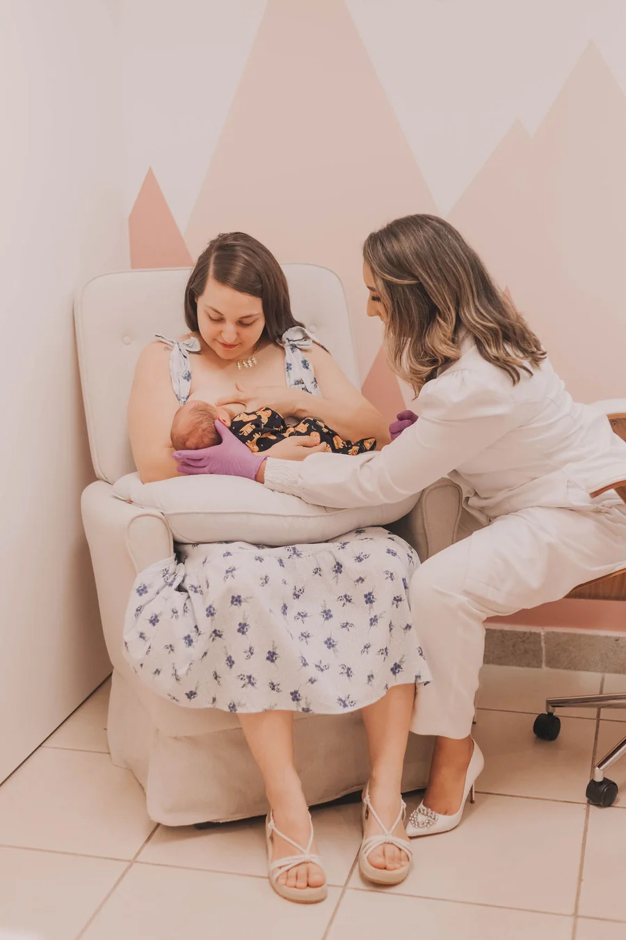 Mãe com seu bebê recebendo atendimento individualizado na Clínica Alento